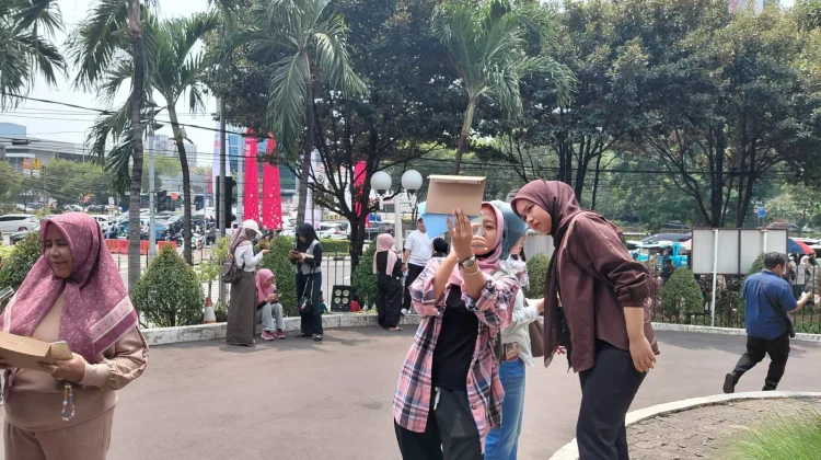 Warga Antusias Ikut Upacara HUT Ke-81 Kemerdekaan RI di Istana Merdeka