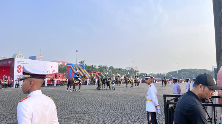 Rombongan Kirab Bendera Merah Putih Mulai Bersiap di Kawasan Monas