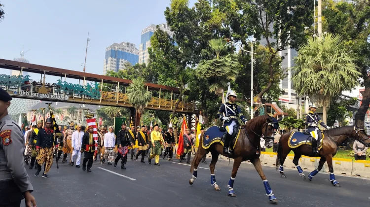 Antusias Warga Saksikan Kirab Bendera Pusaka di Patung Kuda, Hari ini