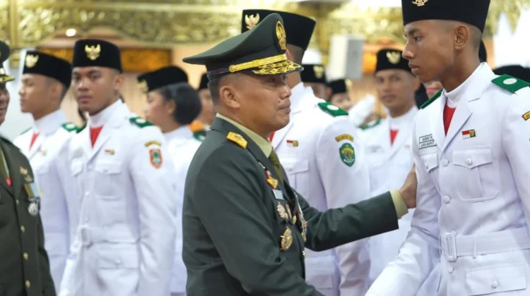 76 Paskibraka 'Tim Indonesia Berdaulat' Pengibar Bendera Merah Putih di Istana