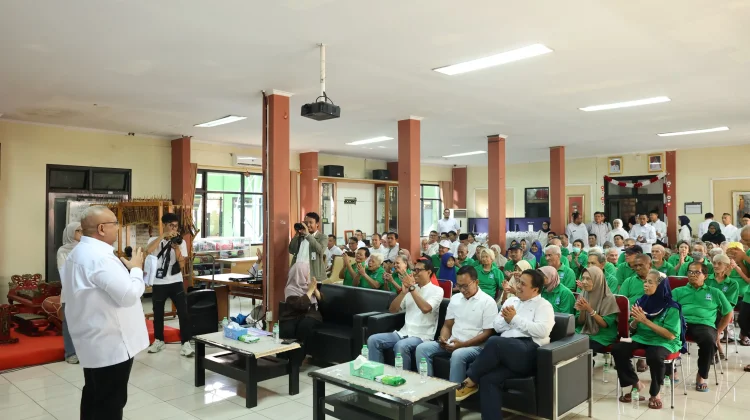 LPDB Koperasi Salurkan Ratusan Paket Bansos untuk Lansia