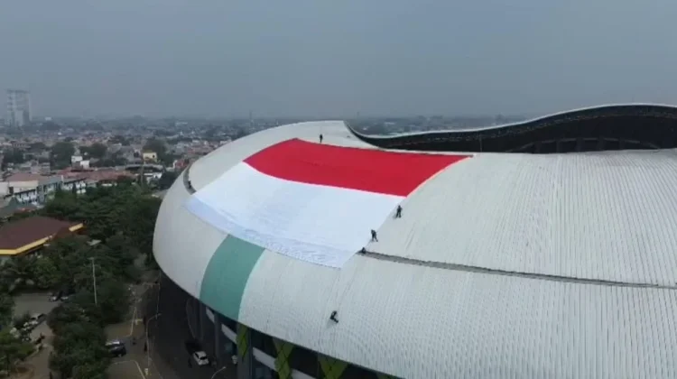 HUT Ke-81 RI di Bekasi, Bendera Merah Putih Raksasa Berkibar di Atap Stadion Patriot