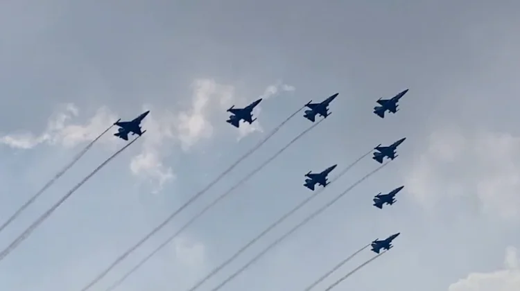 Gemuruh Jet Tempur Menggema di Langit Jakarta, Semarak Kemerdekaan Penuh Takjub