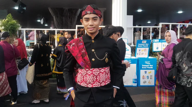 Bukan Sunda, Warga Bandung Pilih Busana Madura Saat Upacara di Istana