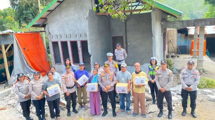 Kapolda NTT Salurkan Bantuan untuk Korban Gempa di Ngada