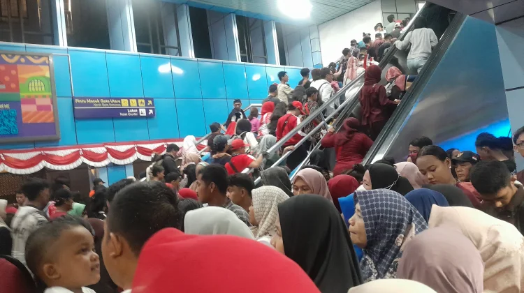 Pantauan Terkini, Stasiun Juanda Dipadati Warga usai Rayakan HUT ke-81 RI