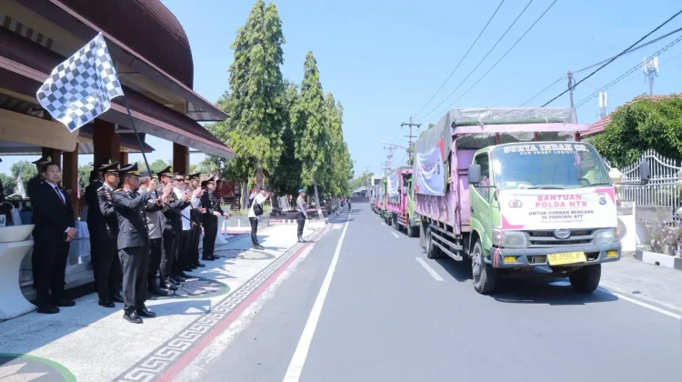 Polri Serentak Kirim 44 Truk Bantuan ke Flores di Hari Kemerdekaan RI