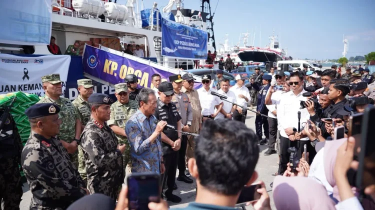 Trenggono Kerahkan Kapal Pengawas Angkut Bantuan ke NTT