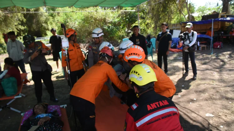 Basarnas Evakuasi Tiga Korban Gempa di Kabupaten Manggarai Timur