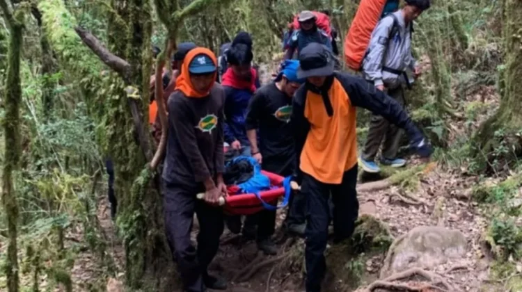 Alami Hipotermia, Basarnas Berhasil Evakuasi Puluhan Pendaki Gunung Bawakaraeng