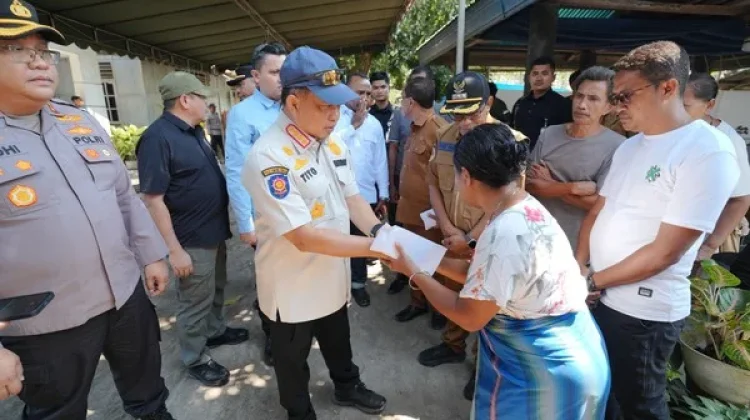 Mendagri Tito Salurkan Santunan Duka ke Keluarga Korban Gempa NTT