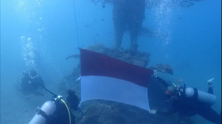 PB POSSI Kibarkan Merah Putih di Bawah Laut Rayakan HUT ke-81 RI