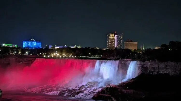 Air Terjun Niagara Memancarkan Cahaya Merah Putih di Kanada