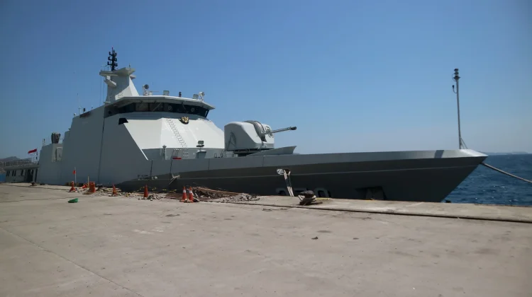 KRI Bung Hatta Angkut Dukungan Logistik ke Kabupaten Manggarai NTT