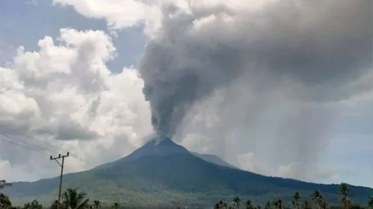 Sejumlah Gunung Api Erupsi Beruntun, Lewotobi hingga Semeru Berstatus Siaga