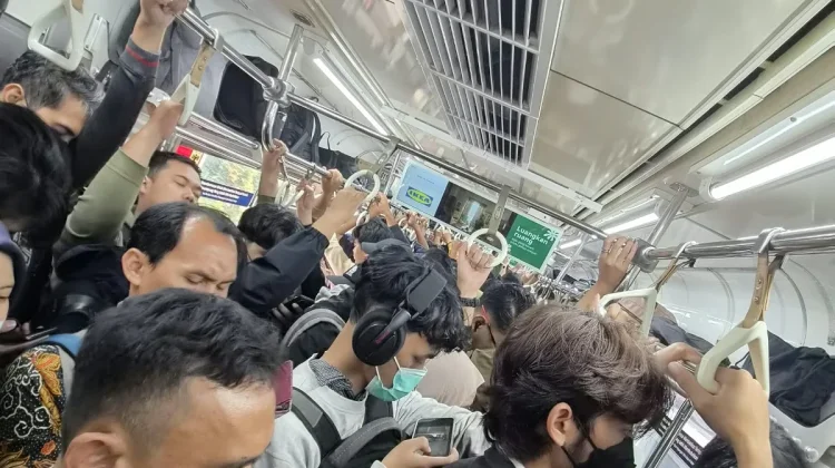 Layanan KRL Bogor & Tangerang Kembali Normal usai Tertemper, Penumpang Harap Sabar!