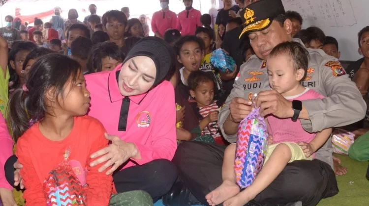 Polri Hadirkan Kepedulian, Berikan Trauma Healing bagi Pengungsi Gempa di Maumere