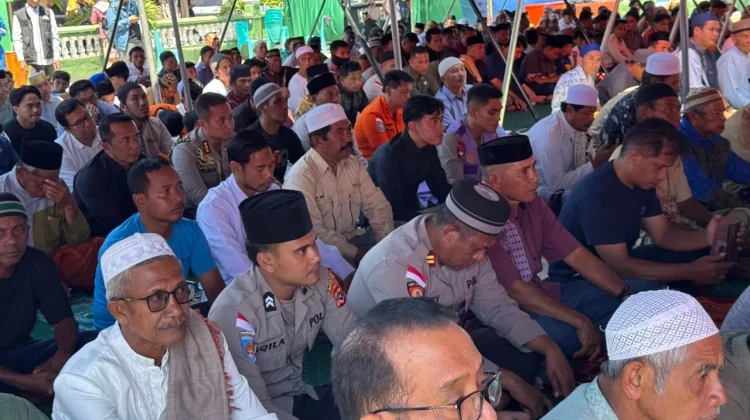 Momen Wapres Salat Jumat Bersama Warga Terdampak Gempa di Kabupaten Manggarai NTT