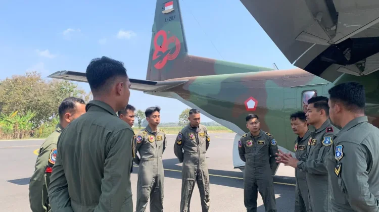 Seskab Teddy Sebut TNI AU Terbangkan Lima Pesawat Atasi Karhutla Kalimantan