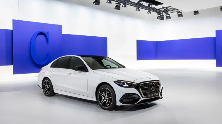 Mercedes-Benz Perbarui C-Class dengan Desain Sporty dan Teknologi AI