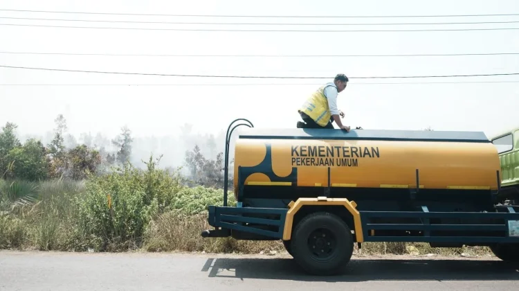 Hadapi Kekeringan dan Karhutla di Kalbar, Kementerian PU Kerahkan Air