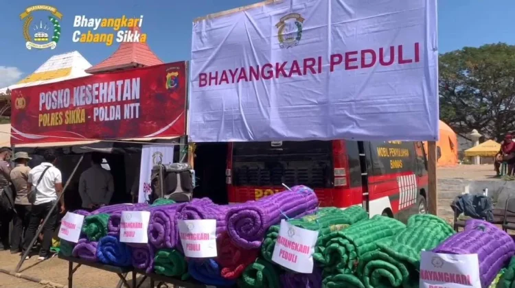 Bhayangkari dan Polda NTT Salurkan Bantuan bagi Pengungsi Gempa Sikka