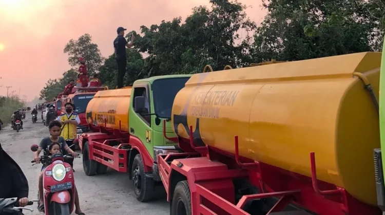 Kementerian PU Kerahkan Dua Truk Tangki Dukung Pemadaman Karhutla Tanjung Selor