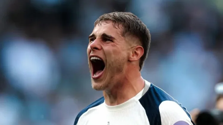 Gantikan Romero, Micky Van de Ven Pimpin Tottenham