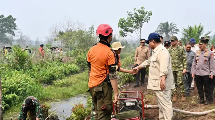 Momen Presiden Prabowo Pantau Pemadaman Karhutla di Kalimantan