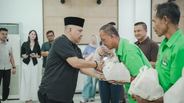 KAI Services Salurkan Bantuan Tunai kepada 53 Porter Stasiun Bandung