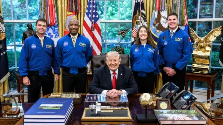Presiden Trump Anugerahkan Medali Kehormatan kepada Kru Artemis II