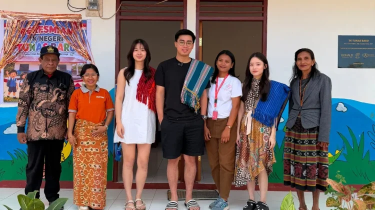 Timothy Ronald Bangun Sekolah Kelima di Sumba Timur