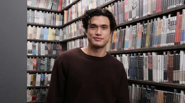 Charles Melton Diincar Jadi Kakashi di Film 'Naruto Live-Action'