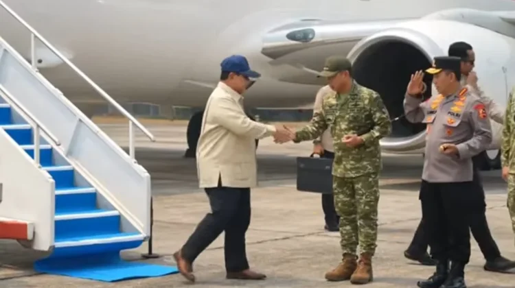 Tiba di Pekanbaru, Presiden Prabowo Disambut Kabut Asap Karhutla