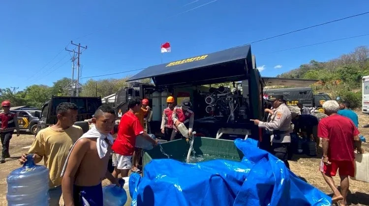 Brimob Polda Jateng Hadirkan Air Siap Minum bagi Pengungsi di Flores