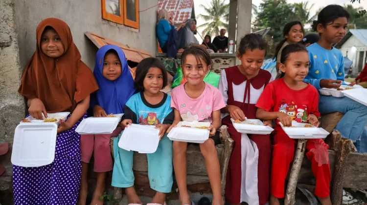 BAZNAS Salurkan 1.900 Porsi Makanan untuk Penyintas Gempa NTT