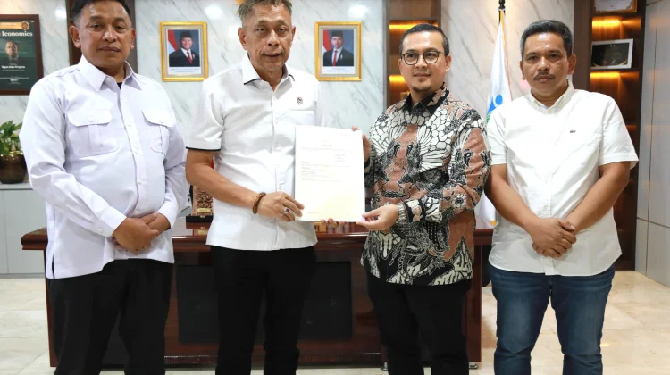 Bupati Mamuju tengah Serahkan Sertifikat Lahan untuk Sekolah Rakyat