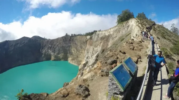Dampak Gempa Magnitudo 7,7 NTT, Retakan 100 Meter Muncul di Kawah Gunung Kelimutu