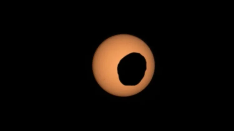 Wahana Perseverance Abadikan Transit Satelit Phobos di Depan Matahari