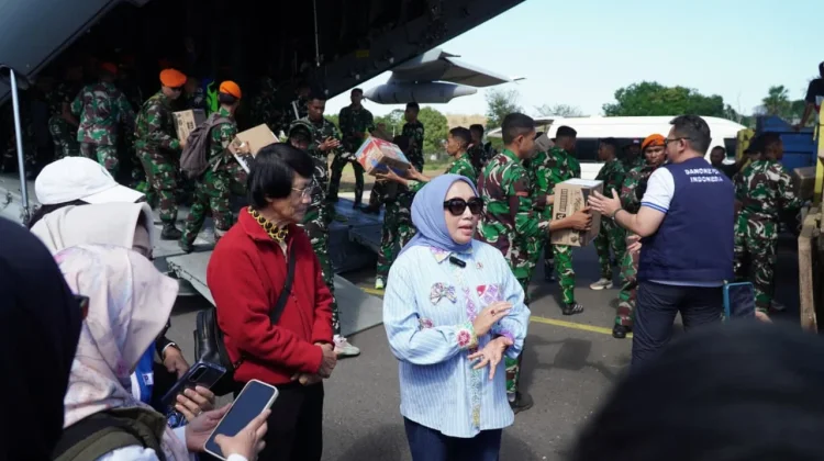 Menteri Arifah Turun Tangan Salurkan Bantuan untuk Perempuan-Anak Korban Gempa