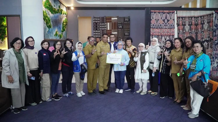 Menteri PPPA Salurkan 30 Ton Bantuan Spesifik Gempa Flores NTT
