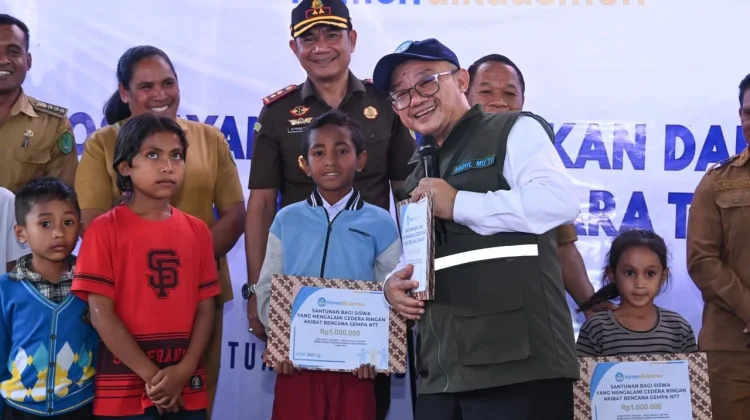 Kemendikdasmen Salurkan Santunan Rp305 Juta bagi Murid dan Guru di NTT
