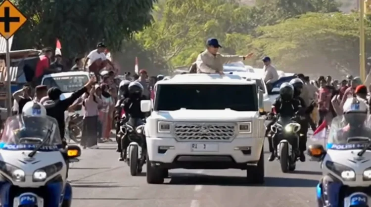 Dari Atas Mobil Maung, Presiden Prabowo Sapa Warga Terdampak Gempa NTT