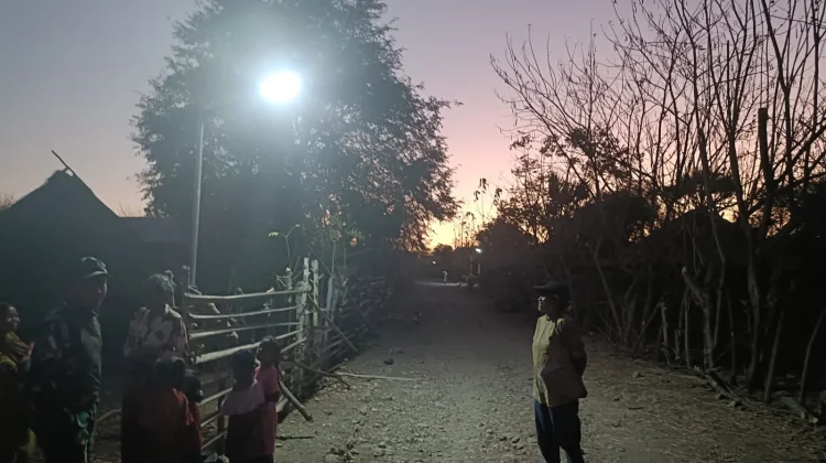 Terangi Wilayah Perbatasan, Satgas Pamtas Pasang Lampu Tenaga Surya