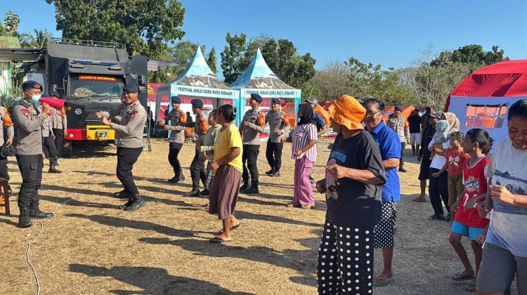 Brimob Gelar Senam 'Trauma Healing' untuk Pengungsi Gempa Manggarai