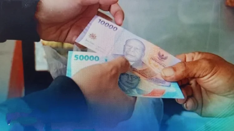 Rupiah Kembali Tertekan Dolar AS, Ditutup Melemah Tipis 2 Poin