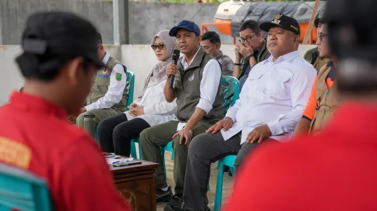 Kejar Awan Hujan Malam, Menhut Raja Antoni Minta Bandara Berau Tetap Buka