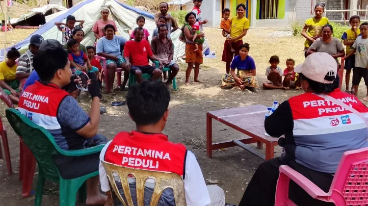 Tim Pertamina Menembus Dusun Watu Hedok untuk Salurkan Logistik