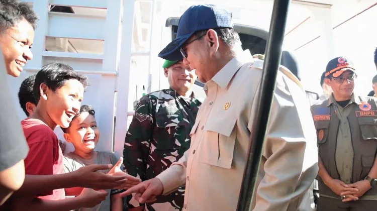 Peluk Hangat Prabowo dan Tangis Rindu Rumah Baca Anak Nagekeo