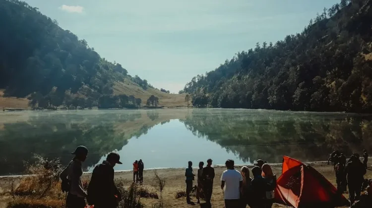 Gunung Semeru Terbakar, 170 Pendaki Masih Berada di Ranu Kumbolo